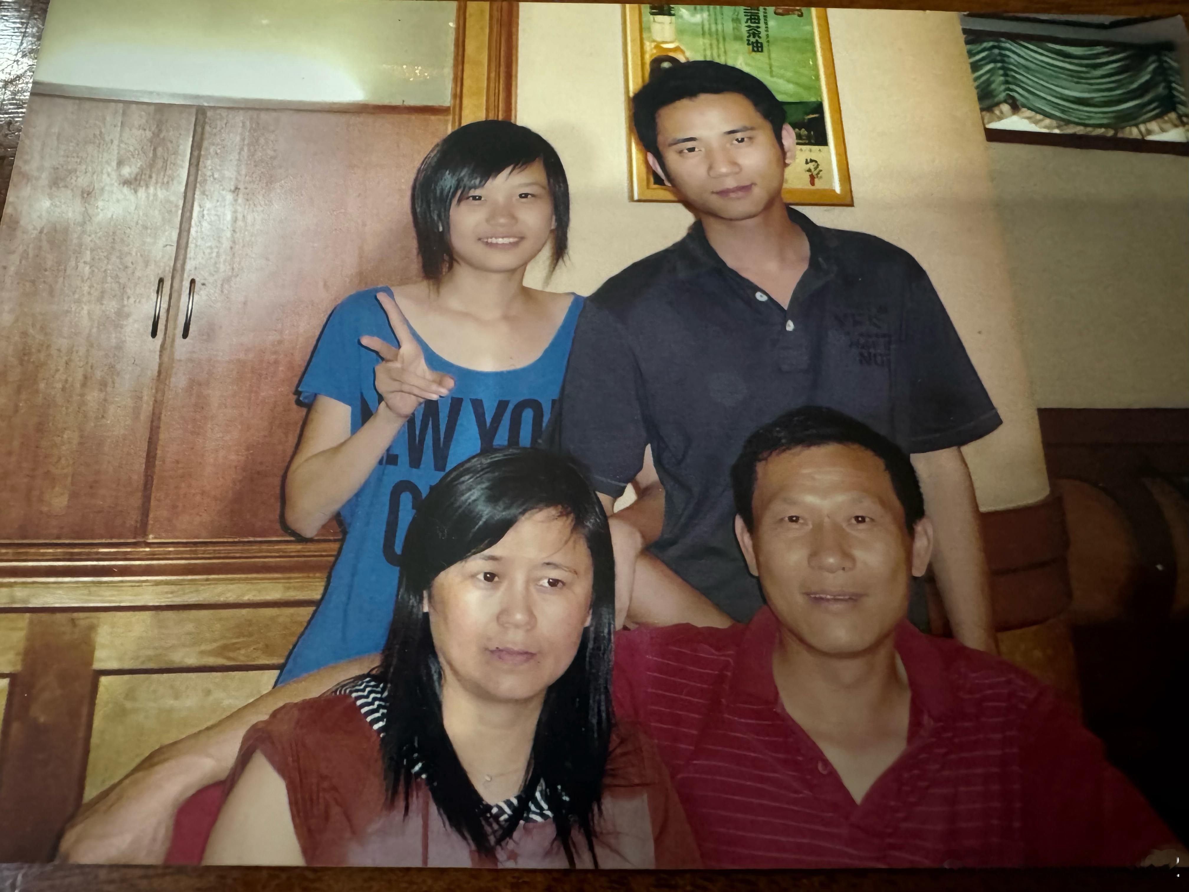 18年前的我们与现在的我们[嘻嘻]好喜欢长头发的我可惜现在长长一点就会觉得不舒服