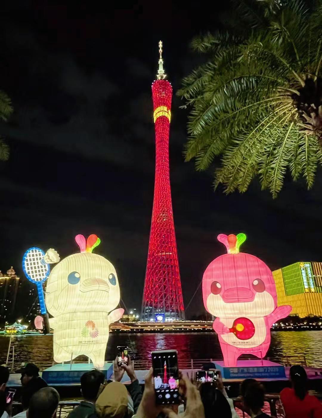 带孙女老公丽往广州塔看小蛮腰美丽的灯光秀。