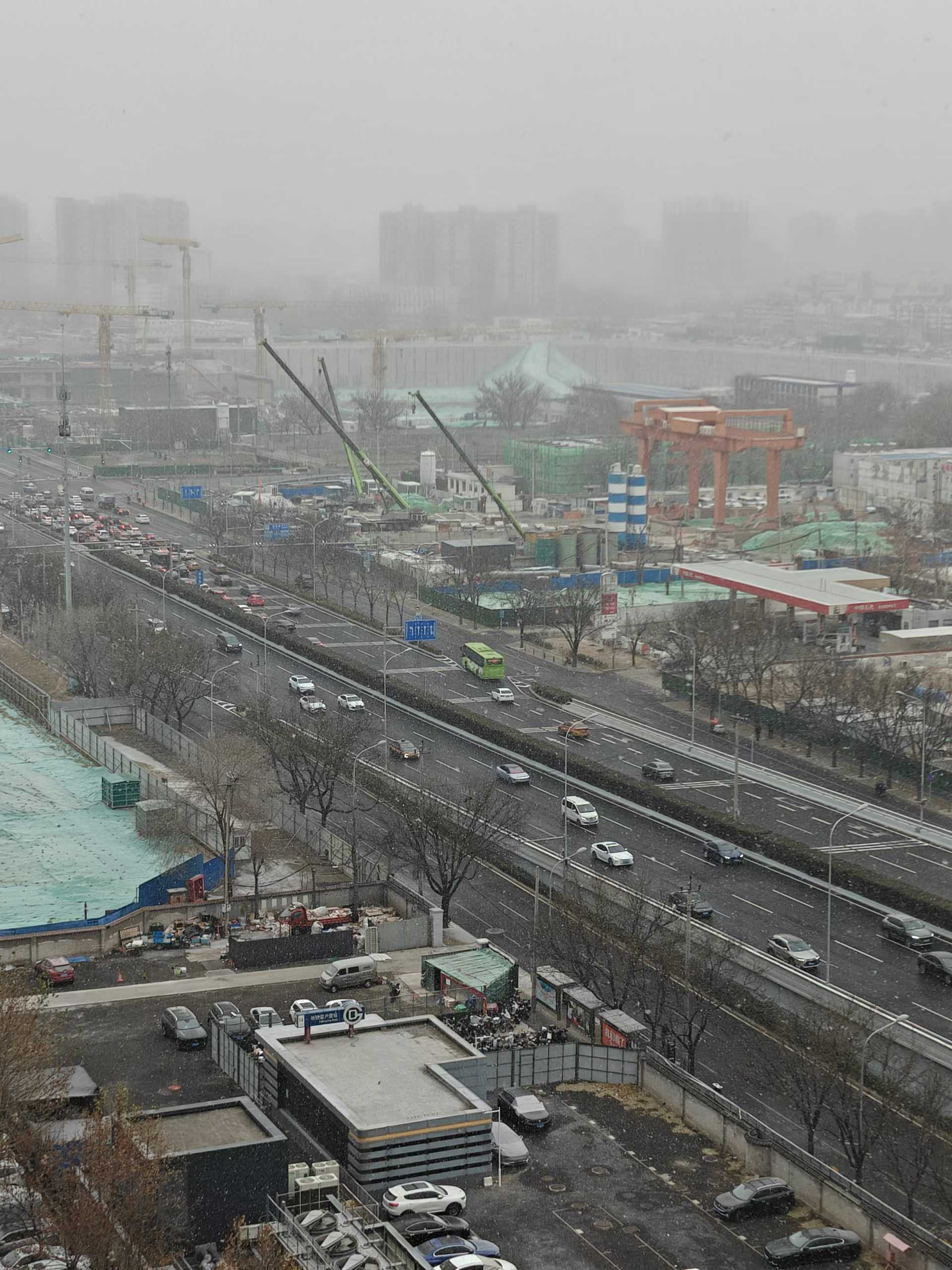 北京下雪 北京迎来第一场雪市区来要慢一点儿，大家都切换成等雪模式了~骑车出行的小