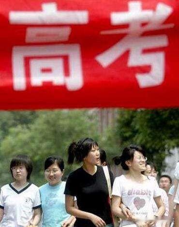 我认为越难越难。高考冷，是因为“回报率”凉了。

以前考上大学是“改命”，现在考