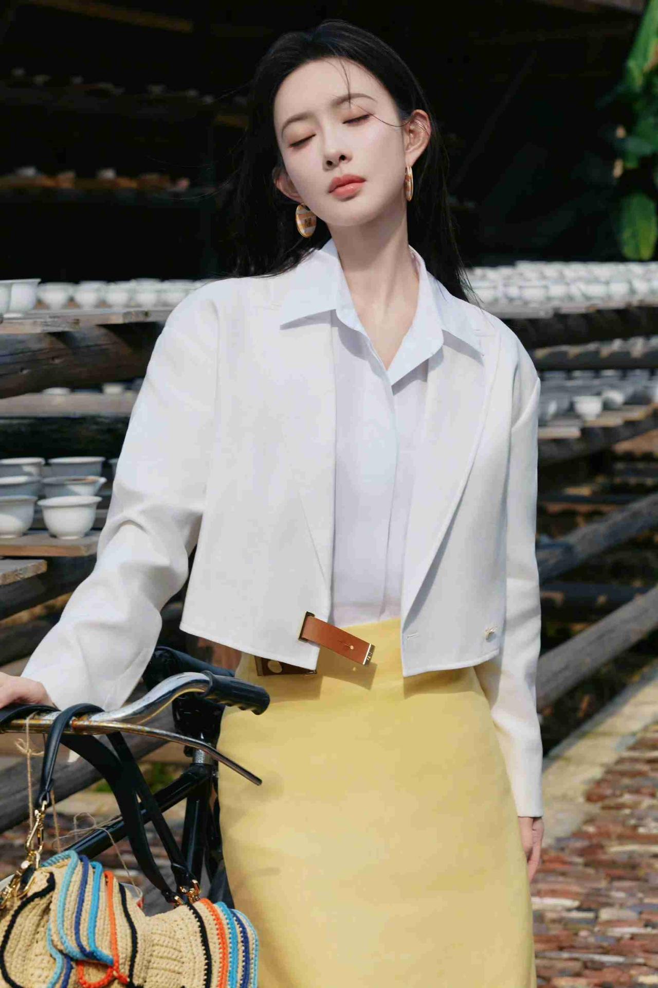 我的今日状态：😁轻松愉快
我这里的天气：☀️晴天

孟子义白西装黄裙造型太有职