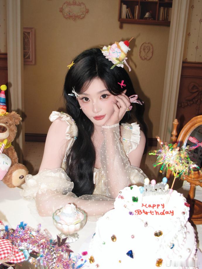 孔雪儿头顶小蛋糕、孔雪儿说要分大家吃小蛋糕 软萌小蛋糕既视感！孔雪儿头顶小蛋糕造