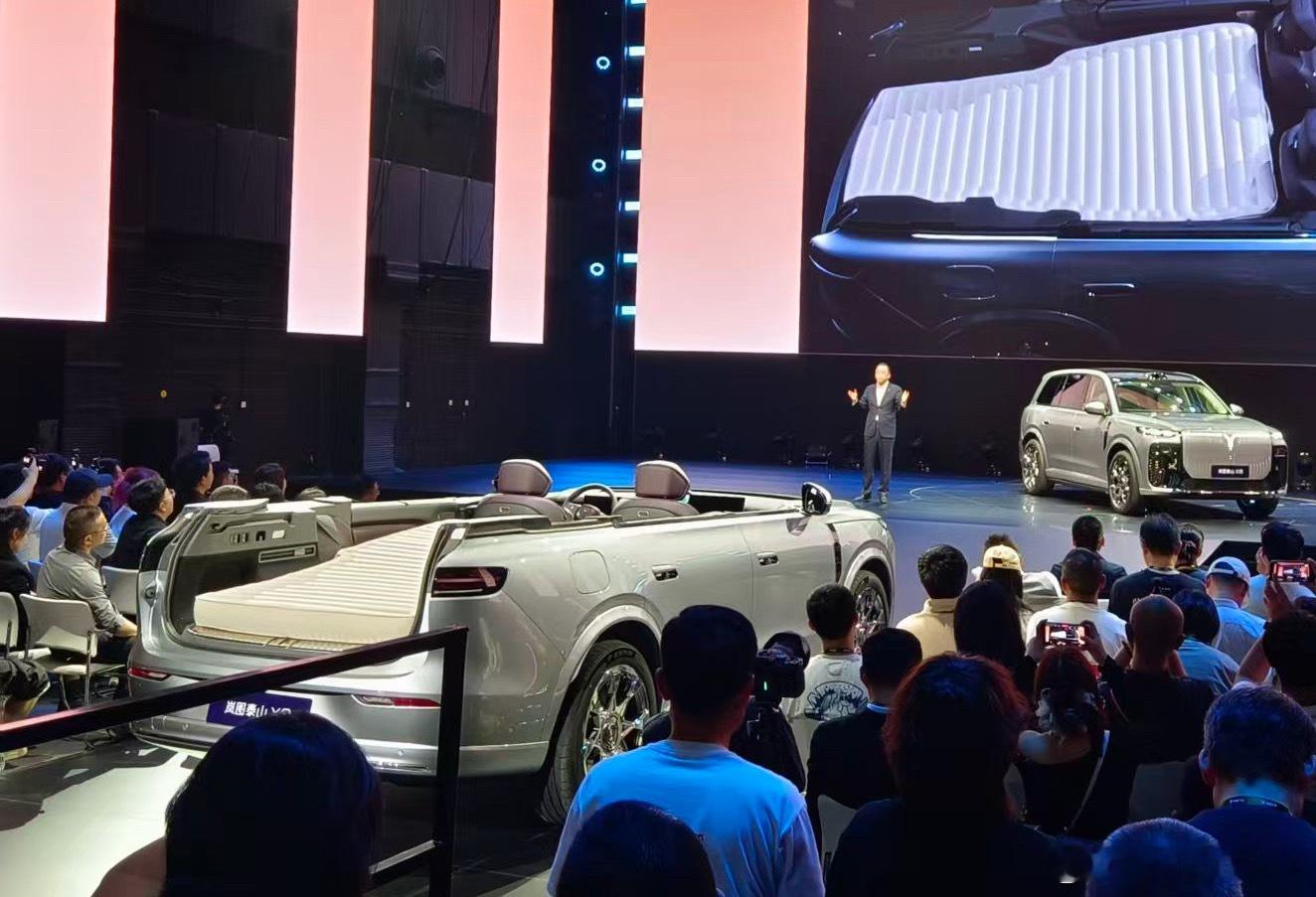 岚图X8马上公布价格了，现场搬来了前几天我们的出片神器，后备箱装了888杯奶茶，