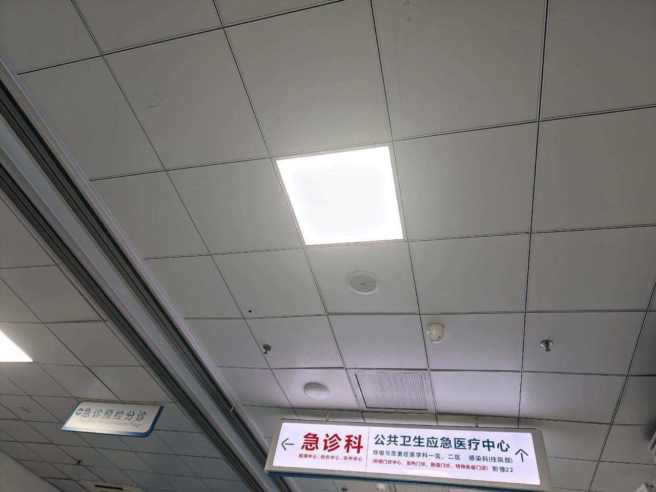 有时候命运真爱开玩笑，早上上班时忘记拿东西，原本想着第二天回去就行。结果在上班不