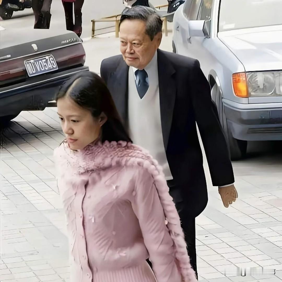 站在翁帆的角度上，我终于搞明白了，28岁嫁82岁，不是为了财，也不是为了色，而是