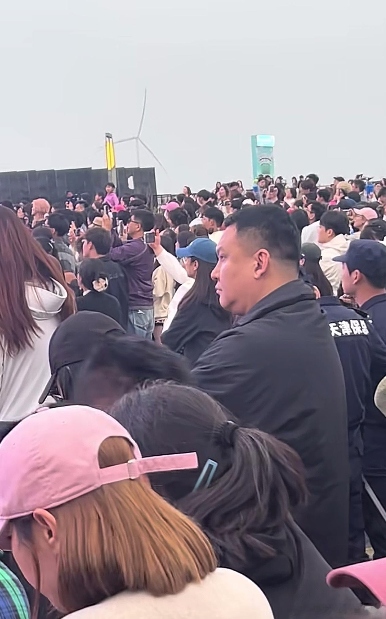 五一看音乐节，看到人群里一个胖子很眼熟！这哥们是哪个厂牌的？[喵喵]新说唱202