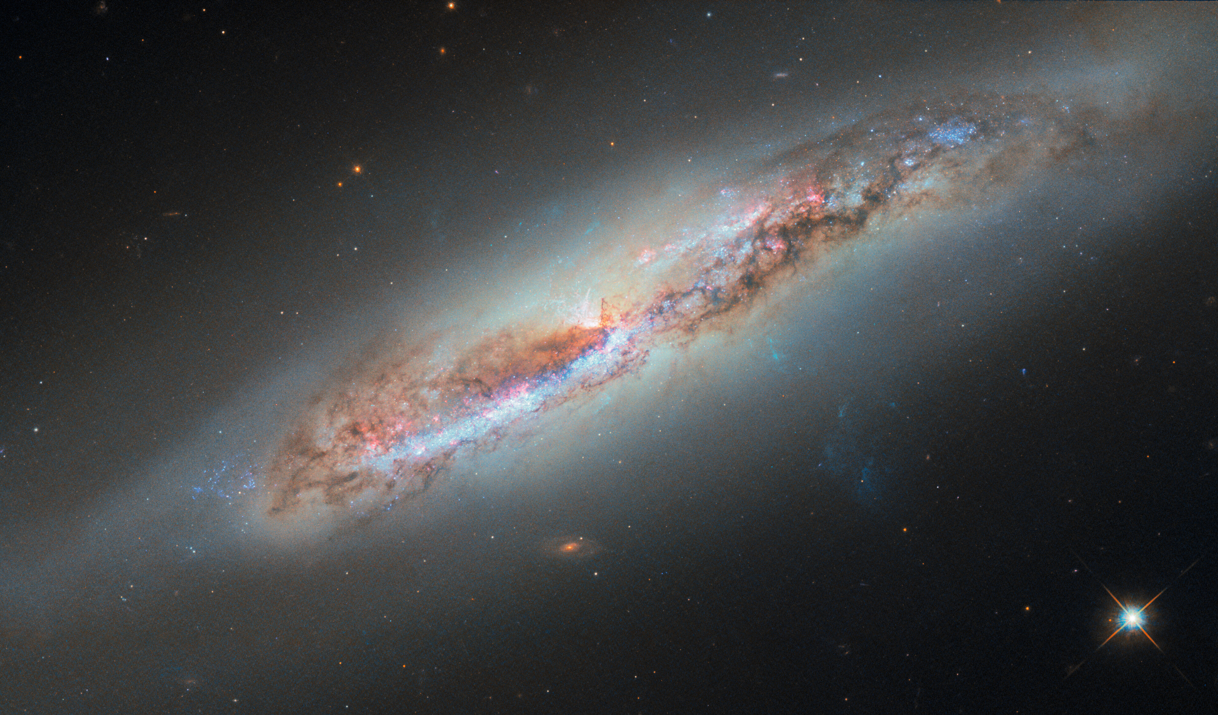 哈勃望远镜新图片～～这是NGC 4388，距离地球大约 6000 万光年，位于室