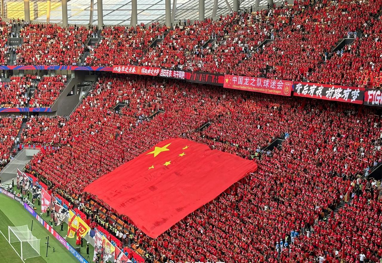 【国足依靠争议点球1：0绝杀巴林！｜黄政宇成本场比赛唯一亮点！中超领头羊申花1人