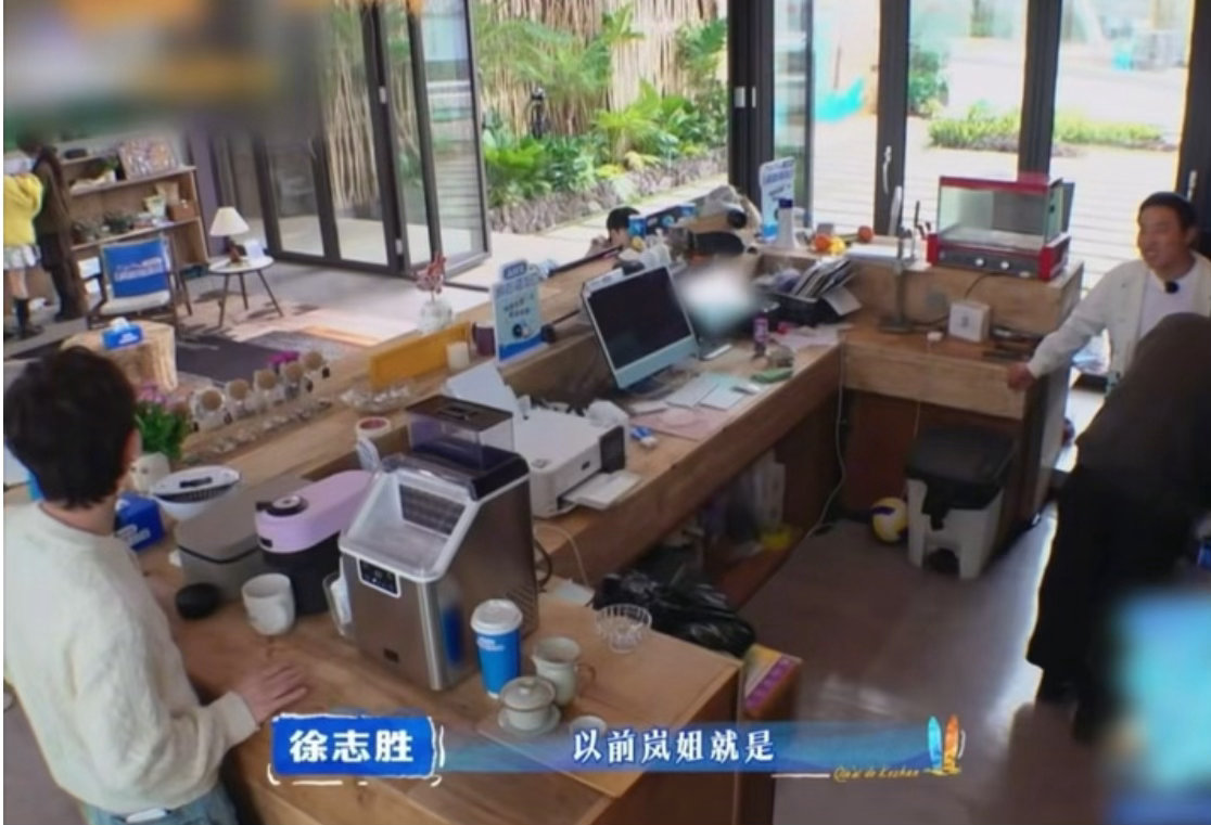何炅秦岚夸人被徐志胜学明白了亲爱的客栈被徐志胜的机智圈粉，看懂何炅秦岚的温柔细节