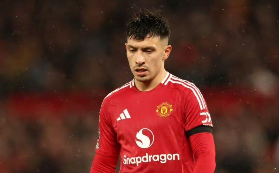 据《曼彻斯特晚报》报道，曼联后卫利桑德罗・马丁内斯（利马）伤愈回归后，原本稳固的