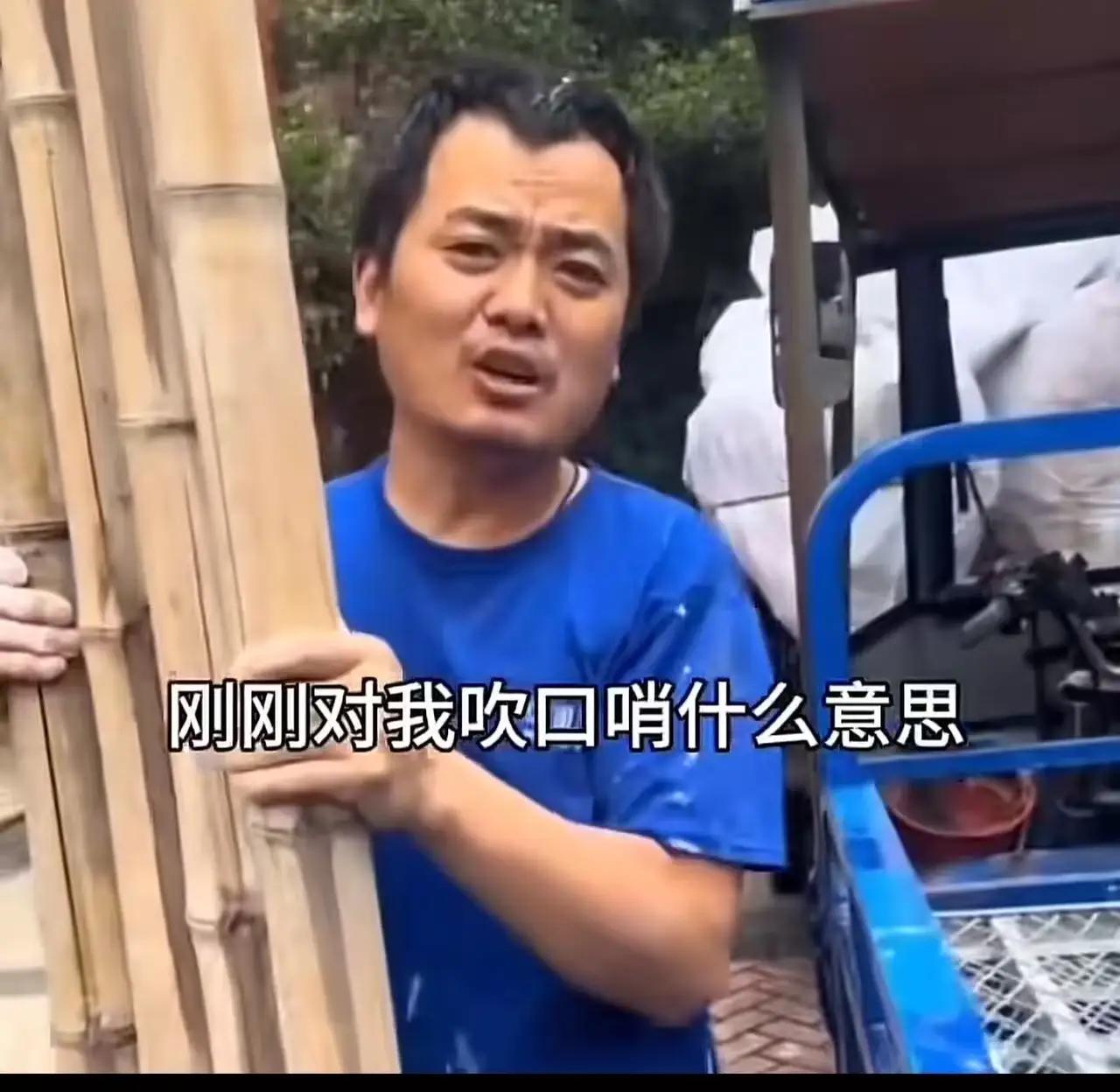 三轮车师傅路边吹口哨，被美女当场怒斥：你没有妈妈和女儿吗？句句直击人心
 
街头
