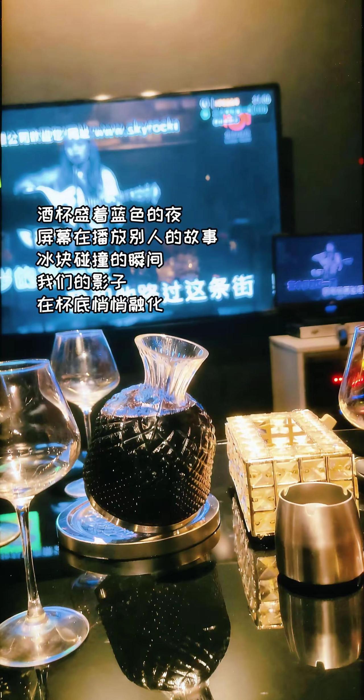 喜欢的哪是酒啊，是端起杯子那一刻，把心事一点点融进去的感觉。