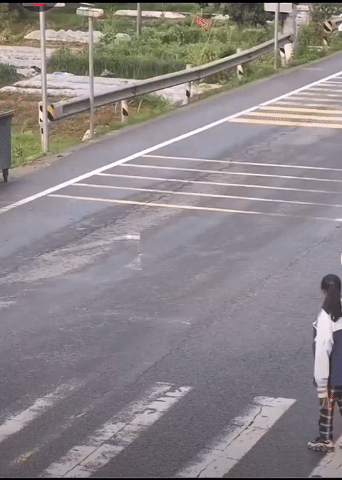 汽车：我礼让行人，没错啊
行人：我过马路，走斑马线，没错啊
摩托车：我正常速度行