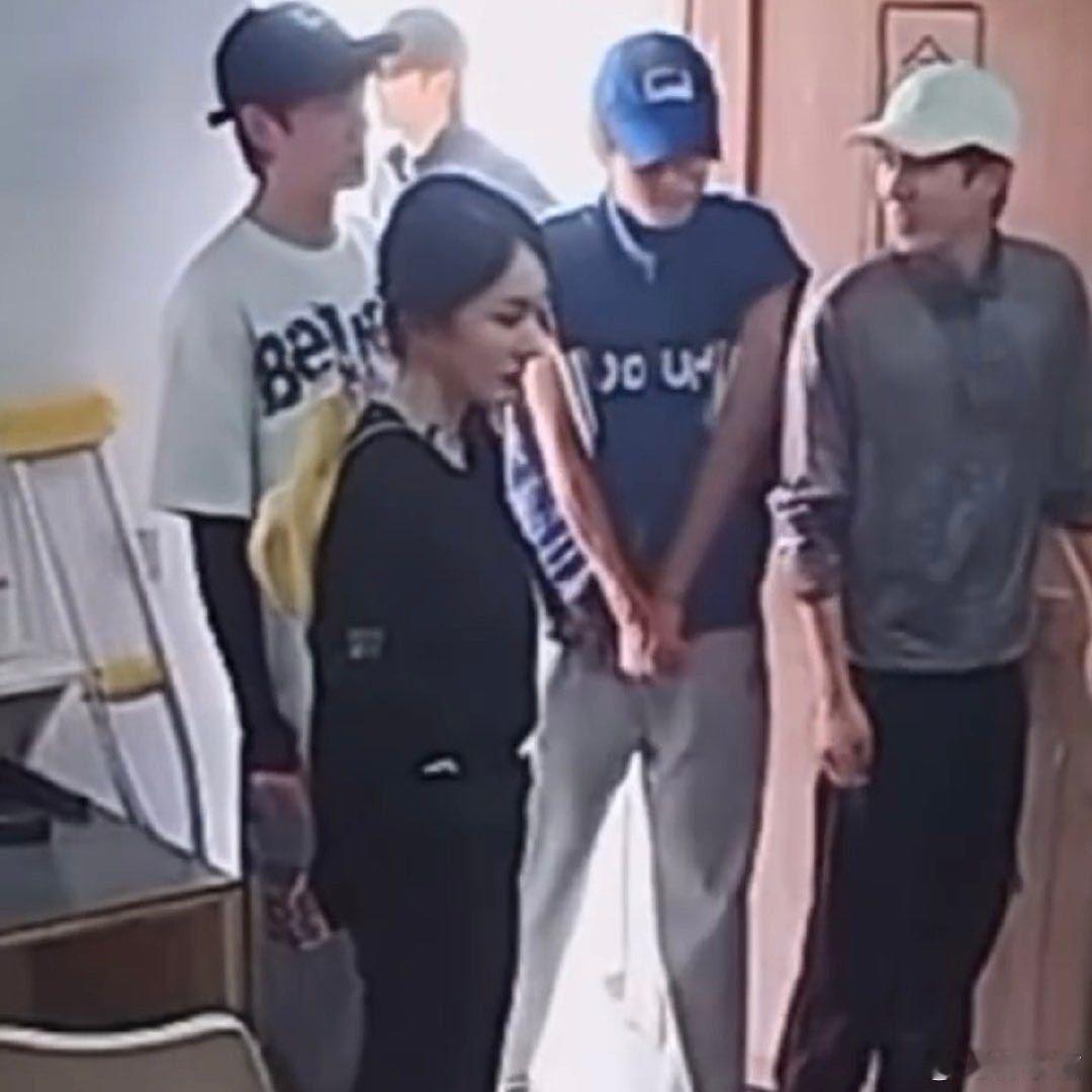 跟同担唠这段，杨幂查寝 卓沅收收自己的双开门 大家都觉得这段能封神，杨幂查寝气场