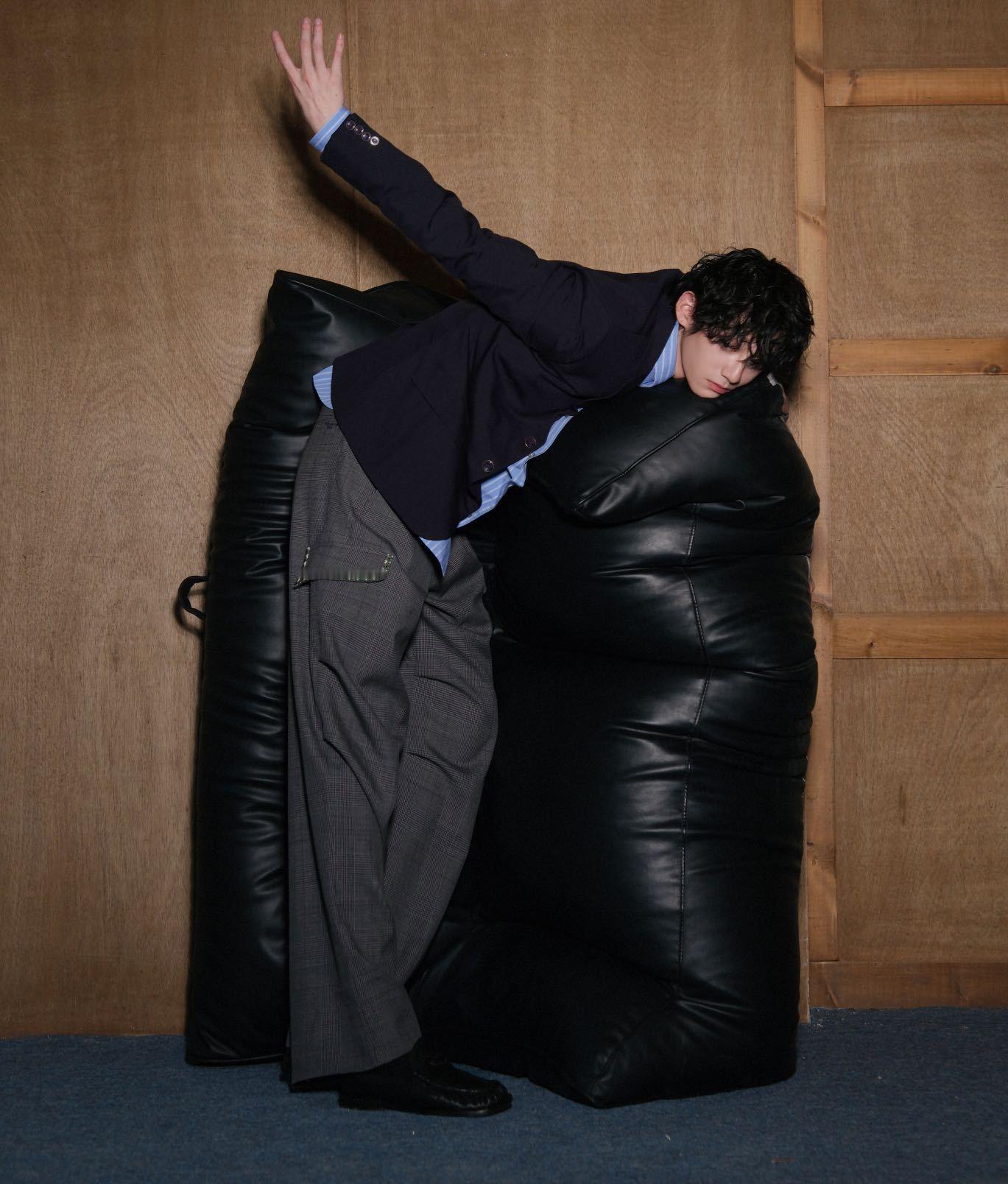 赖伟明湿发小卷毛 赖伟明湿发小卷毛造型太绝了！发丝微湿贴额，慵懒又精致，出发气场