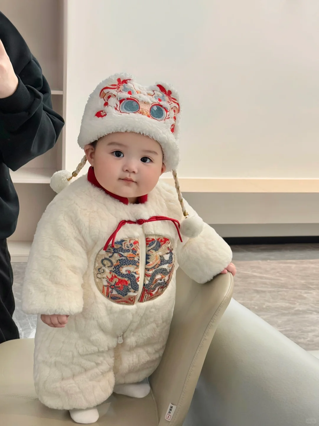 好喜欢我的胖宝宝，真像一个小手办呀～