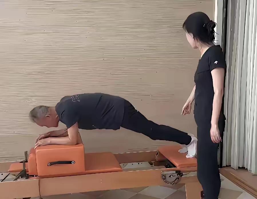 图片中的这位老头真的好可怜！摊上这么一个不知道疼人的媳妇！[捂脸][捂脸][捂脸