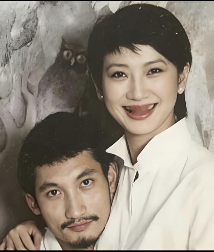 施南生能力超群，貌美如花，她拚其一生托举徐克，成就徐克，到头来却输给了一个孩子，
