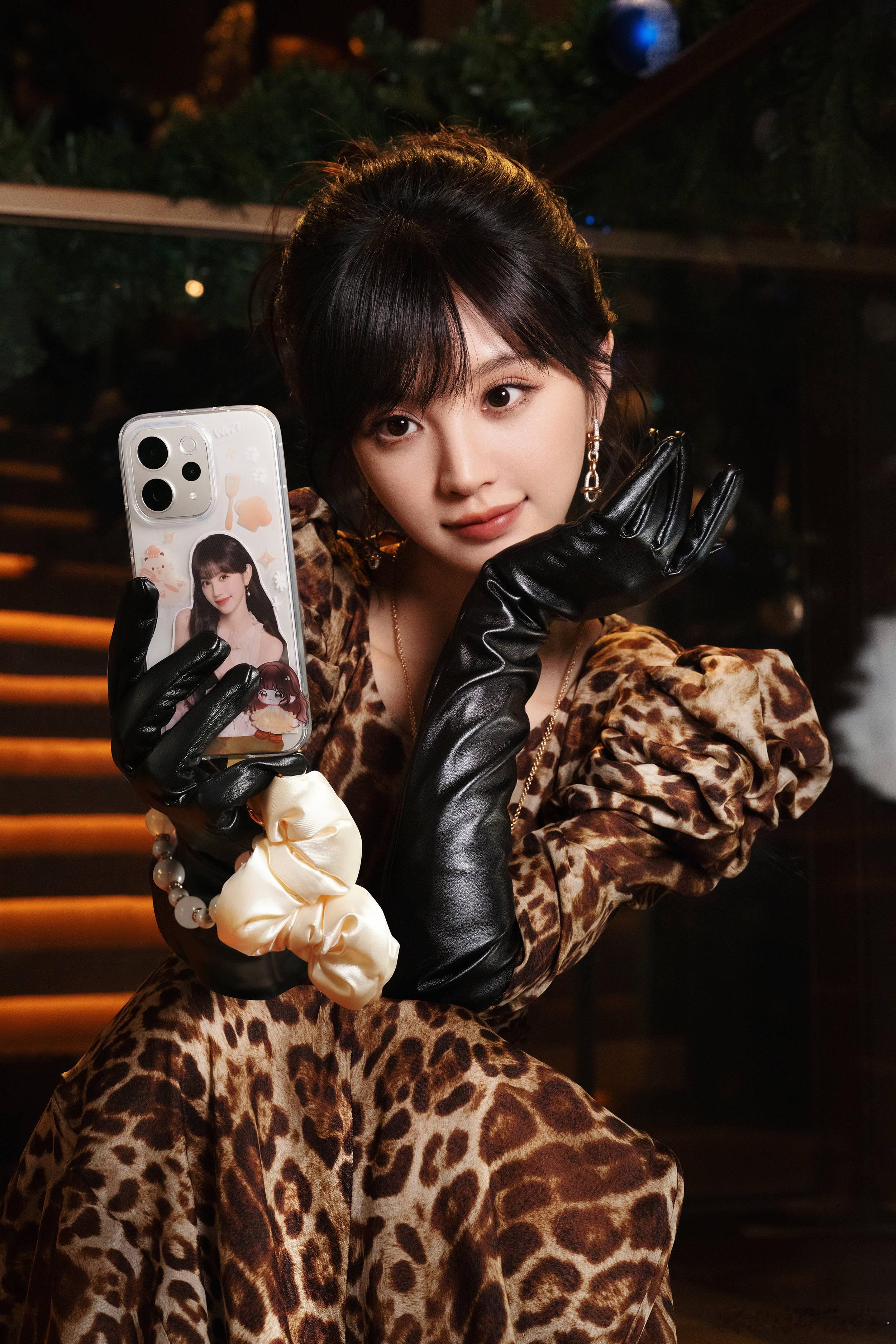 田曦薇手里的痛机是粉丝手搓的 刚刚结束的2025爱奇艺尖叫之夜哇！田曦薇这次尖叫