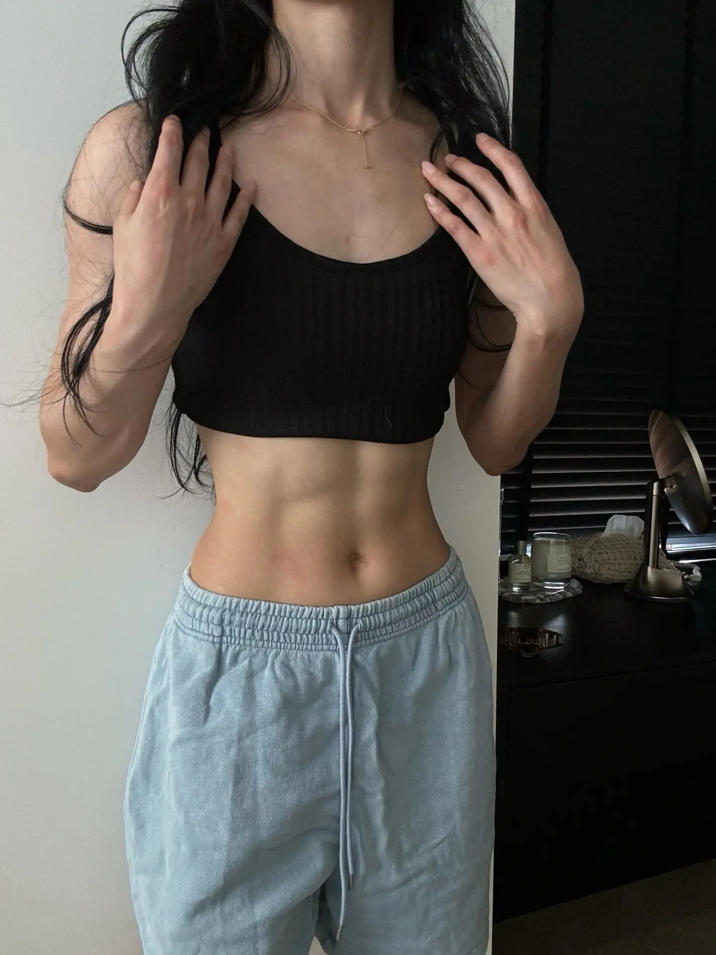 腹肌马甲线。