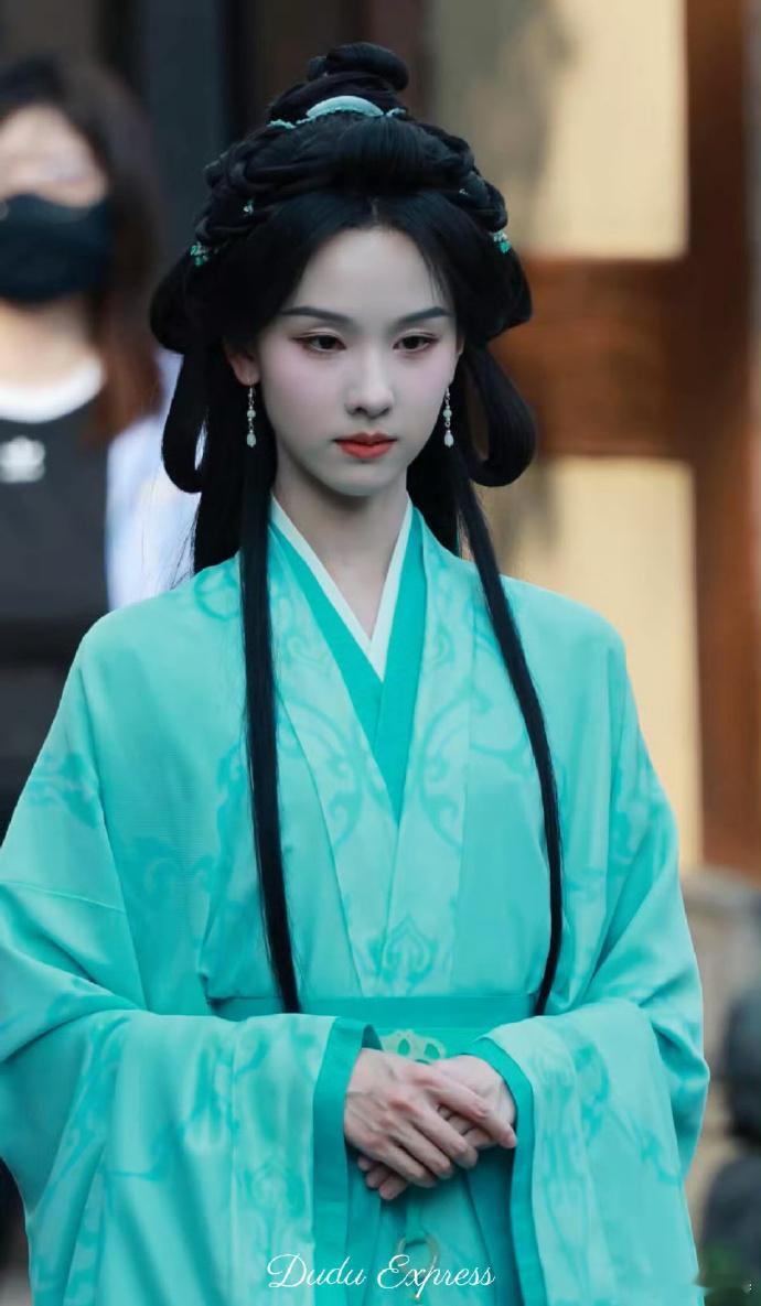 陈都灵《翘楚》惊艳亮相，仿若楚朝仙女灵动提裙。那一抹绿色着身，清透感拉满，似从画