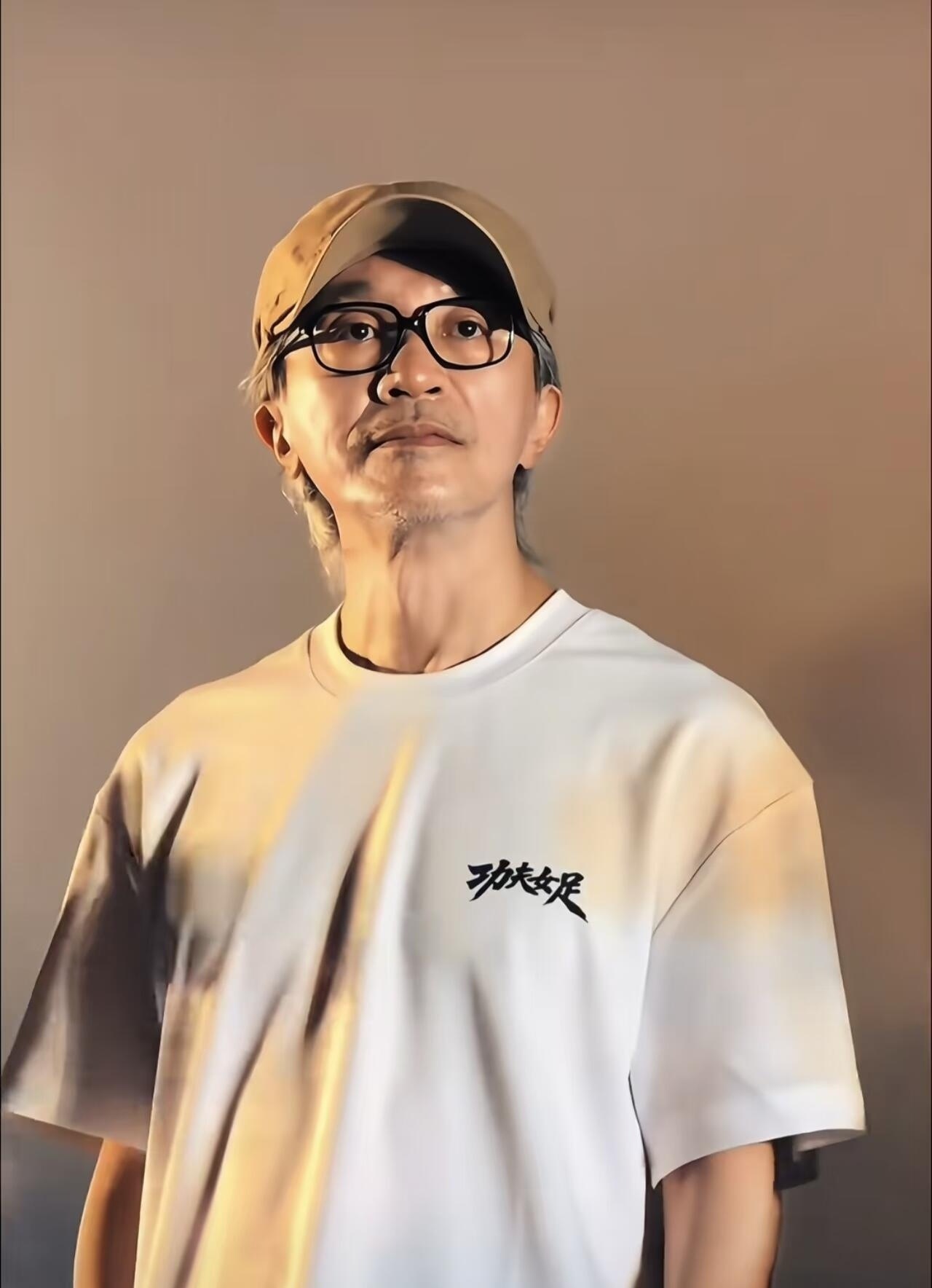 周星驰不再演戏的原因藏了20多年真相，原来这么戳人！说起华语喜剧，没人绕得开周星