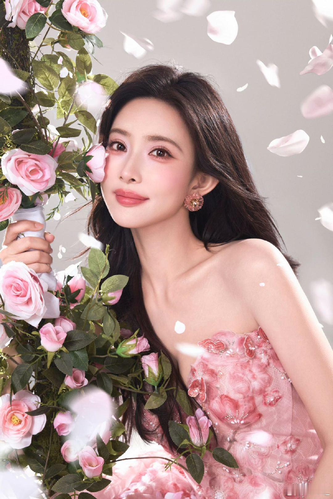 孟子义桃花live图 绝了！孟子义的桃花写真每一帧都美到失语，坐在桃花秋千上晃悠