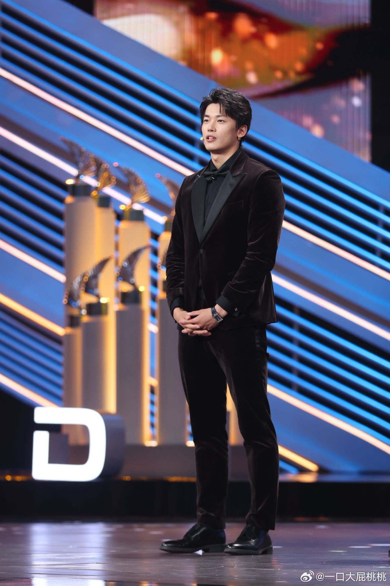 汪顺佩戴积家腕表搭配黑色丝绒西装出席央视体坛盛典，帅的好权威汪顺丝绒西装好权威