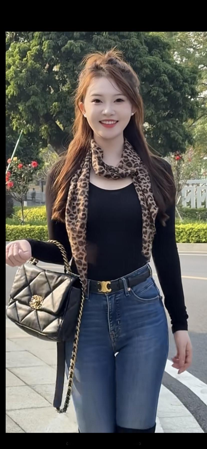 简约时尚穿搭指南：黑色高领衫+牛仔裤+黑色靴子，尽显都市风范！