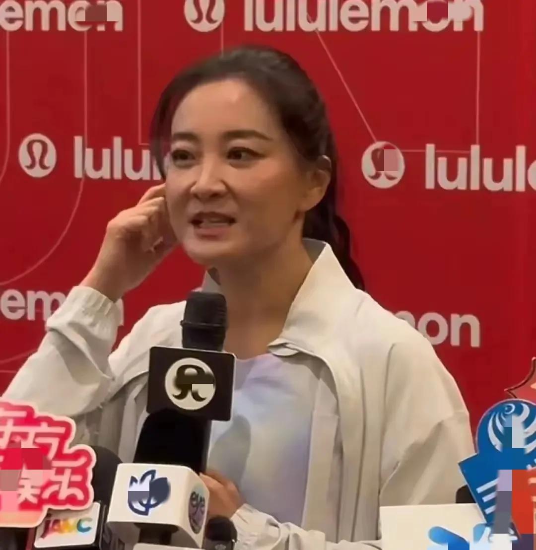 谁能想到，43岁的贾玲扎上高马尾，竟然像极了一名大学生！活力满满的形象让人眼前一