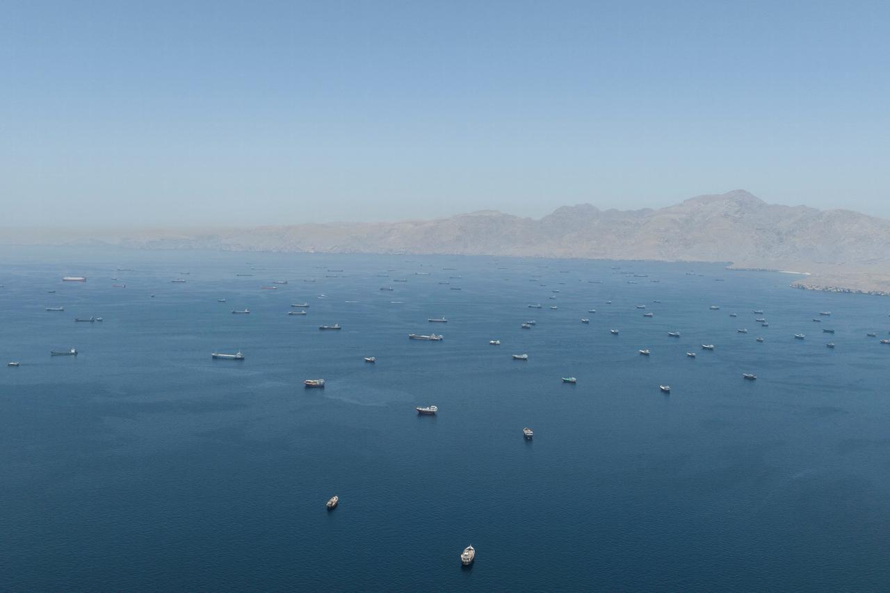【美国情报：伊朗在海峡附近的导弹阵地出现活动，对美军构成威胁】

两位美国官员周