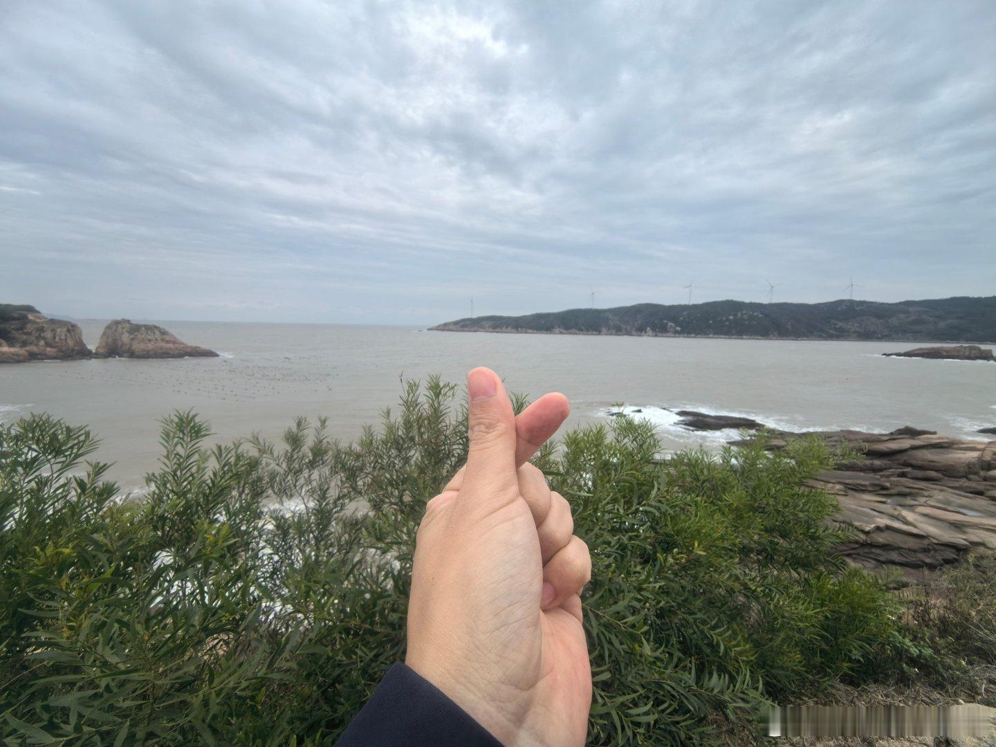 站在礁石上数浮球，数着数着就想起账户里的绿：浪是一波波退，收益也是一波波的撤风替