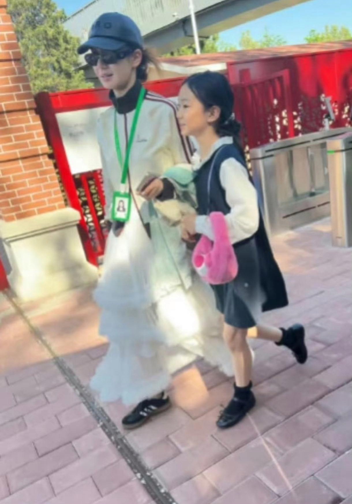 戚薇被偶遇接女儿Lucy放学，明星家长也要戴孩子学校的校卡，要不然进不去 ​​​