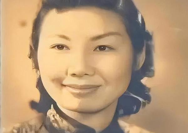 1982年，75岁的关露躺在病床上，中央派人给她宣读一份平反文件：“关露的历史已