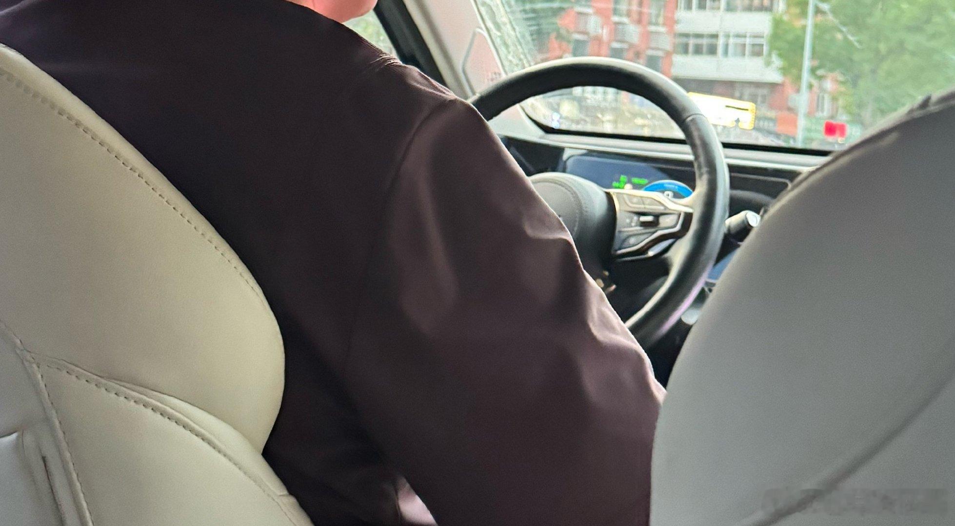 上次从河北回天津打的顺风车，一打开后备箱里面是交警帽子和衣服，我还说现在公务员真