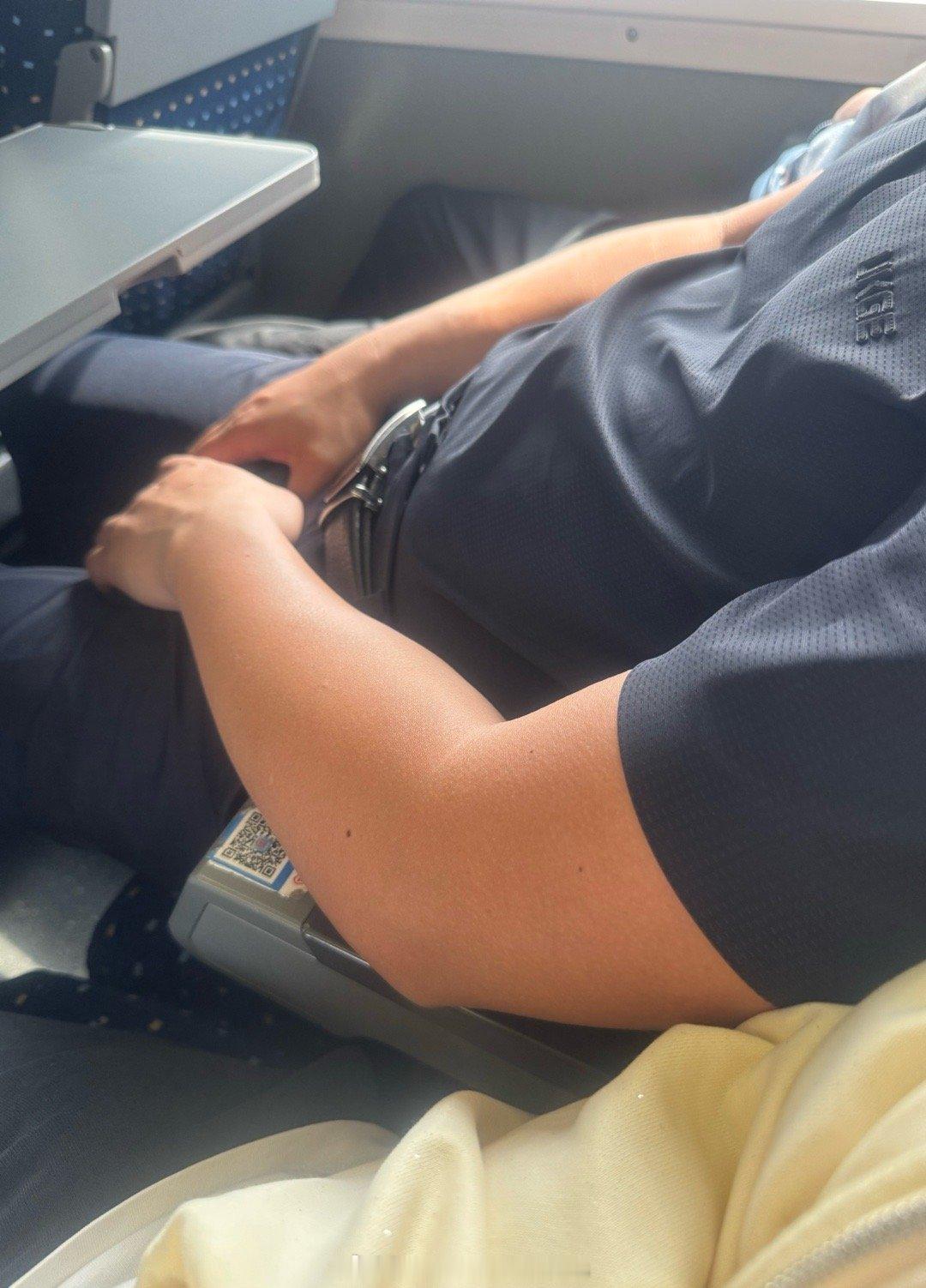 厌男。讨厌臭男人胖男人，一点没有边界感两个扶手都被他睡觉撑着真烦人 