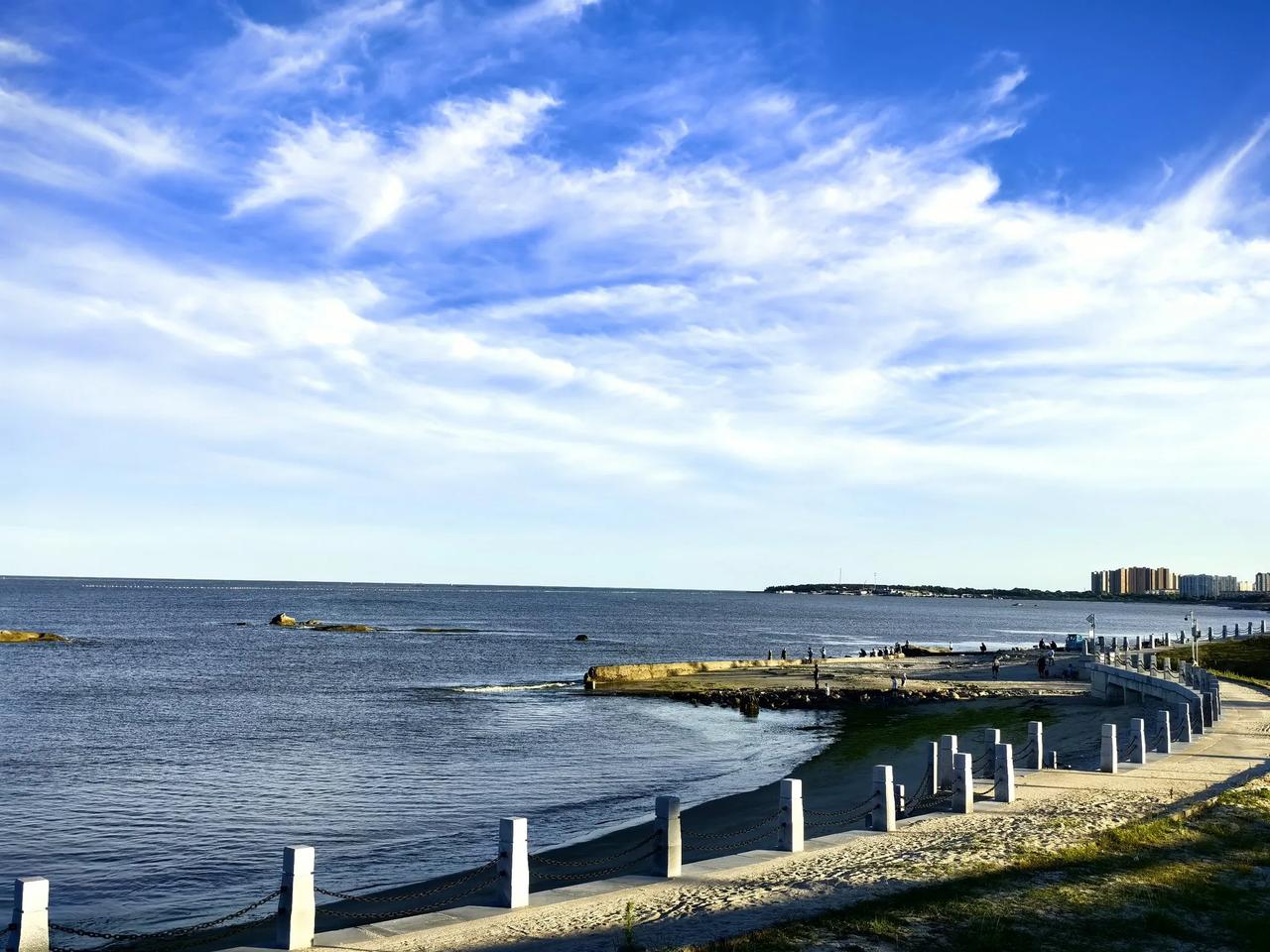 随手发一张海边的照片山东省威海市乳山市银滩白浪湾海滨。