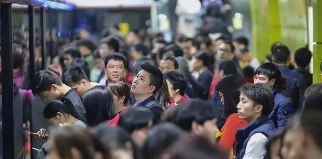面对人口变化，不必被过度渲染的危机论牵着走。有人预测未来50年美国总人口会超过中