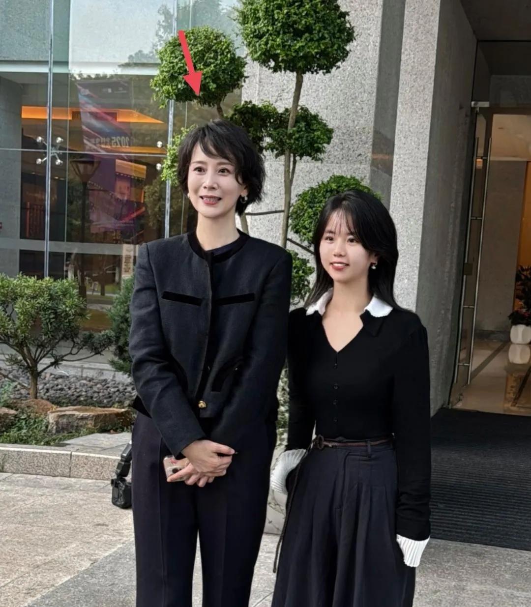 肉眼可见，同身旁年轻貌美的小姐姐相比，47岁的海清依然更加的有魅力。

海清很早