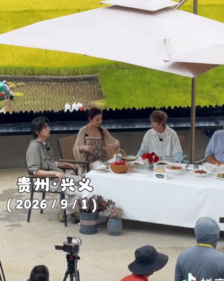 张小婉蒋易越着急越逮不着鱼蒋易张小婉摸鱼专治盲目自信田间捞鱼名场面属实有意思，蒋