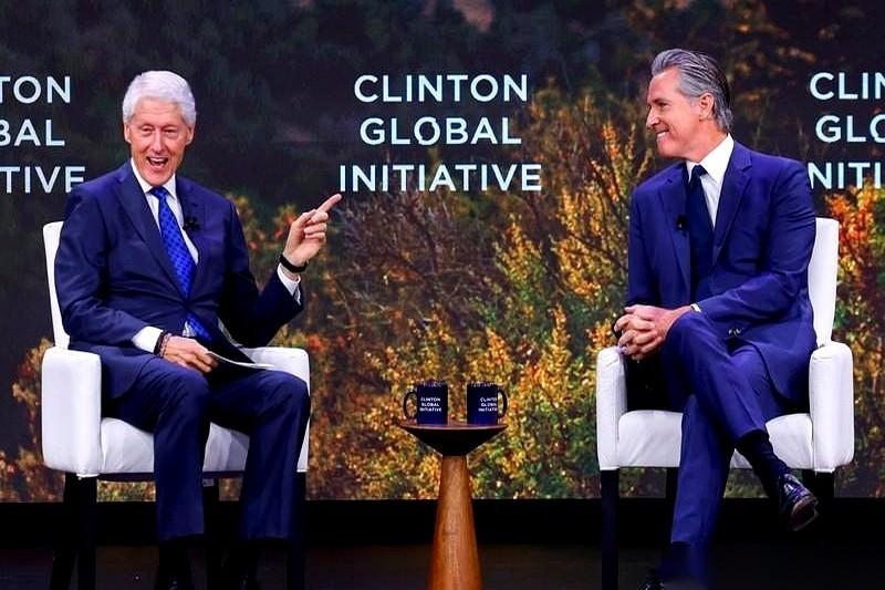 照片一爆，克林顿那边直接掀了桌子。
他那意思就是：别跟我玩挤牙膏这套，有种就把所