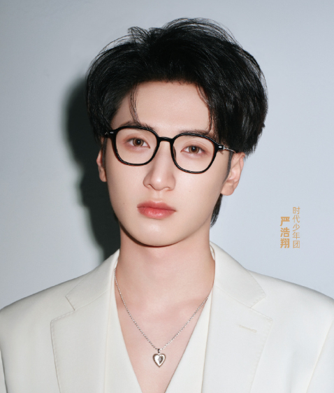 严浩翔的黑框眼镜最严厉的父亲严浩翔白西装深v浅瞳  严浩翔白西装深v浅瞳，黑框眼