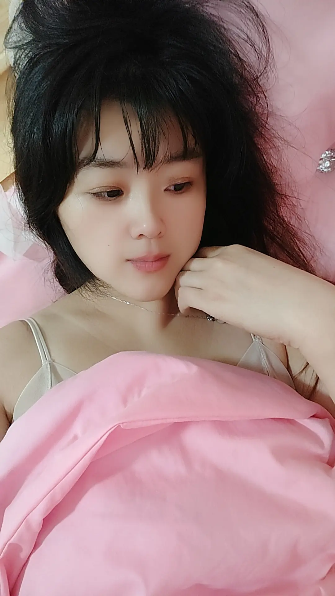 世界上最幸福的事，大概就是，你想的人也在想你，你爱的人也刚好爱你，有人...