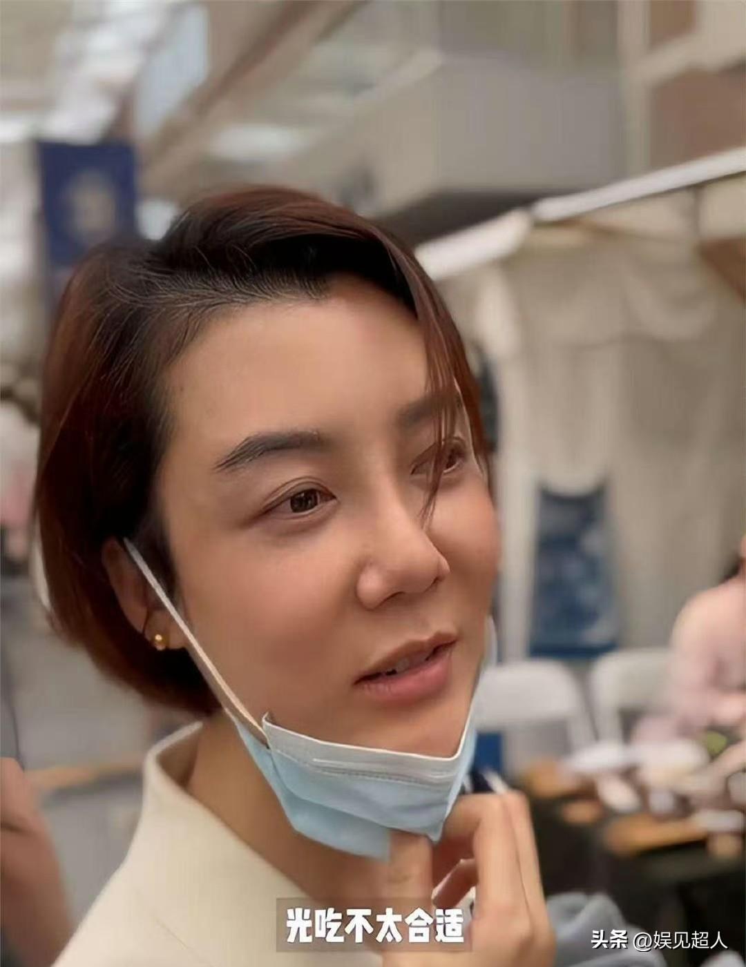 明星精修图真不能信，43岁车晓素颜逛集市，跟网上判若两人！
 
有网友在集市偶遇