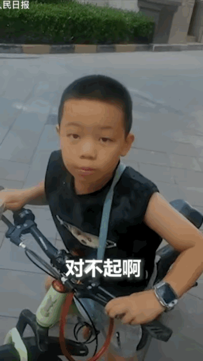小孩哥撞车先道歉，直接火上人民日报。宁夏银川，拐角位置，男子骑电动车转弯，和一个