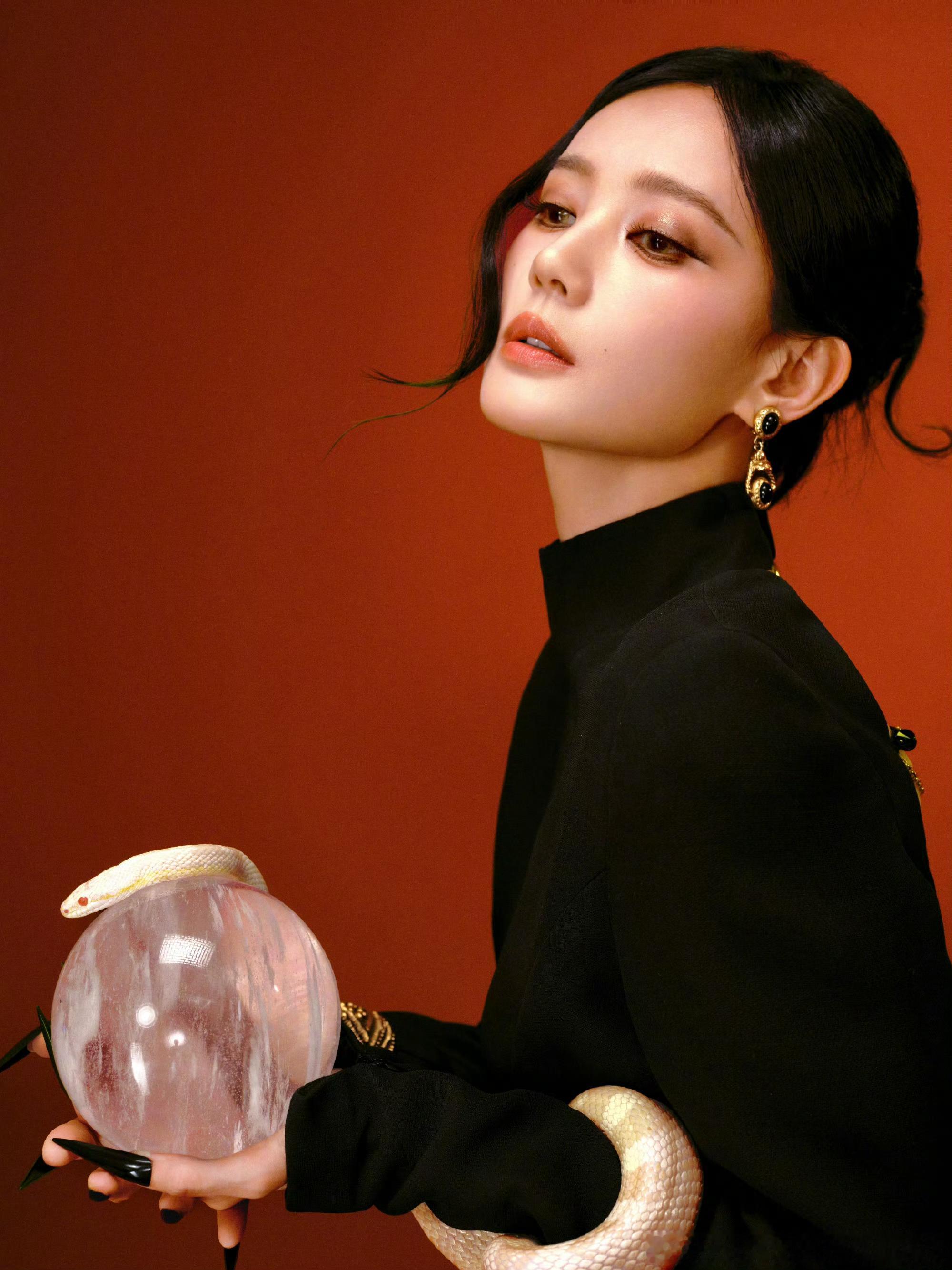 李一桐黑裙白蛇李一桐把蛇缠脖子上李一桐你吓到我了，怎么直接把蛇缠脖子上了，怪吓人
