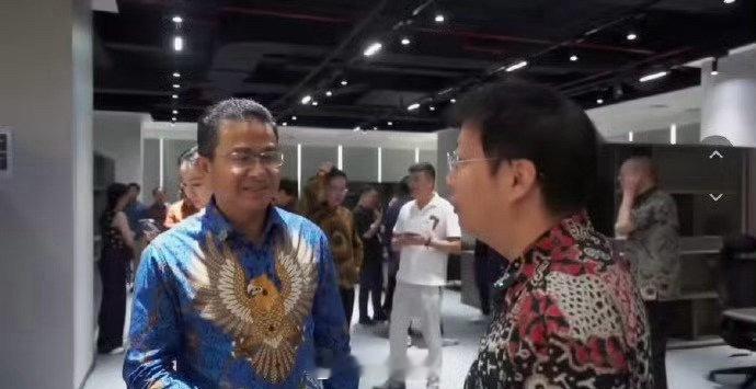 金立创始人被曝在印尼卖家具东山再起了？卖家具？也是可以，能起来很厉害，大佬级人物