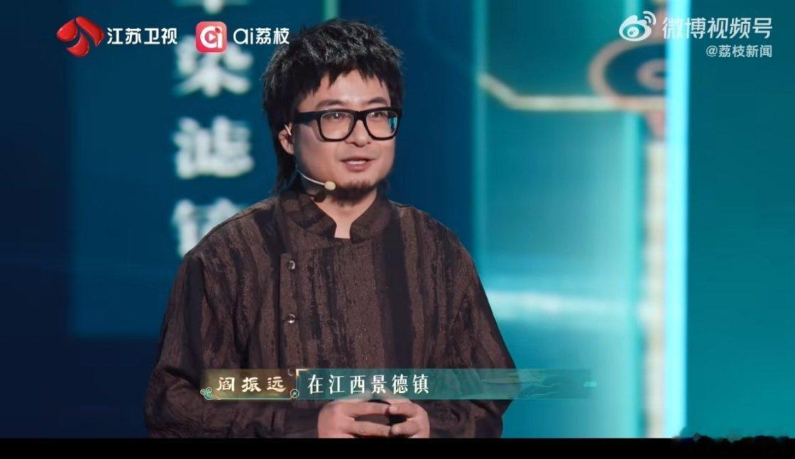 康熙官窑豇豆红太白尊堪称瓷中精品，造型精巧还兼具文房陈设与祭祀多重用途。豇豆红烧