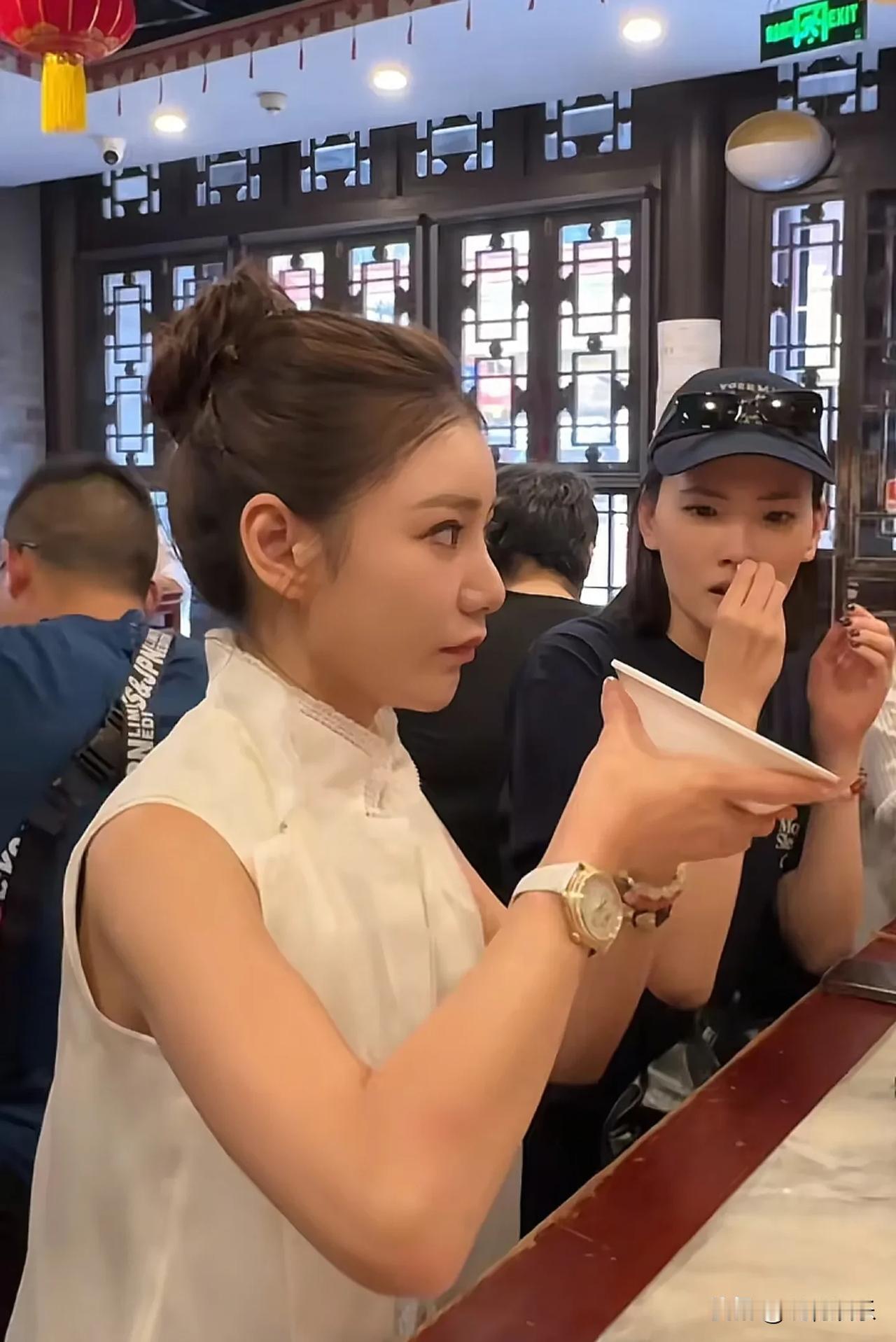 网友受不了了，
马筱梅喝北京豆汁，
竟然
喝出了陈年酒酿的感觉！
原来，
马筱梅