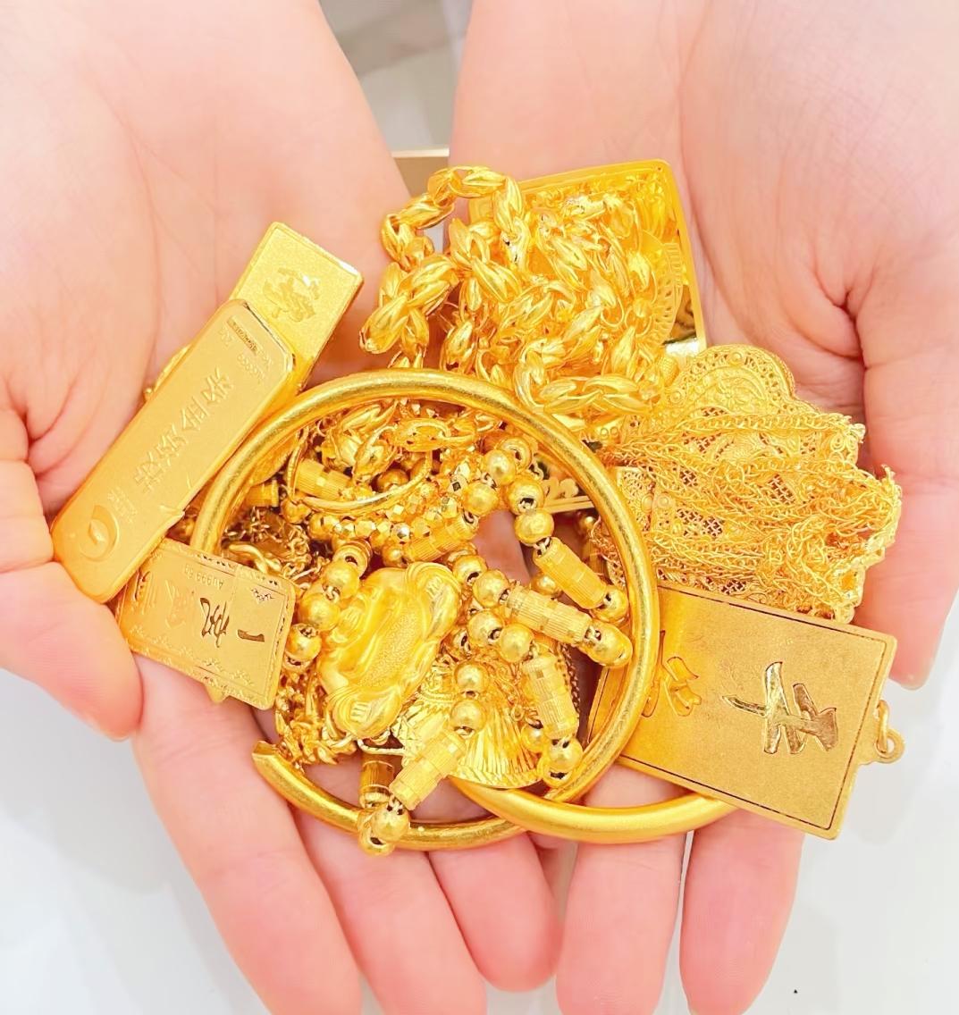 今天趁着老公出差，把他这几年间送我那堆黄金首饰全给卖了，810块钱一克，钱一到账